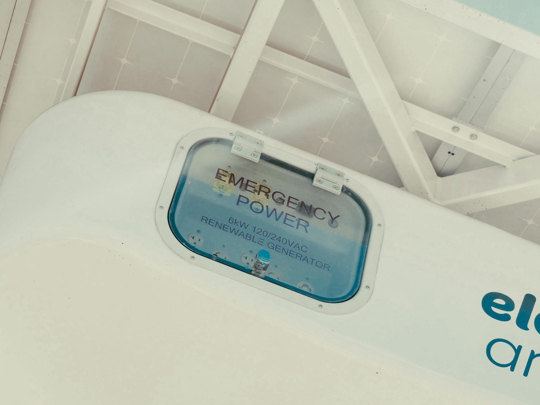 Awaryjny generator prądu zasilany odnawialną energią obok instalacji aquaponiczn